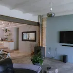 Spacious Family Home With Wood Fired Hot Tub